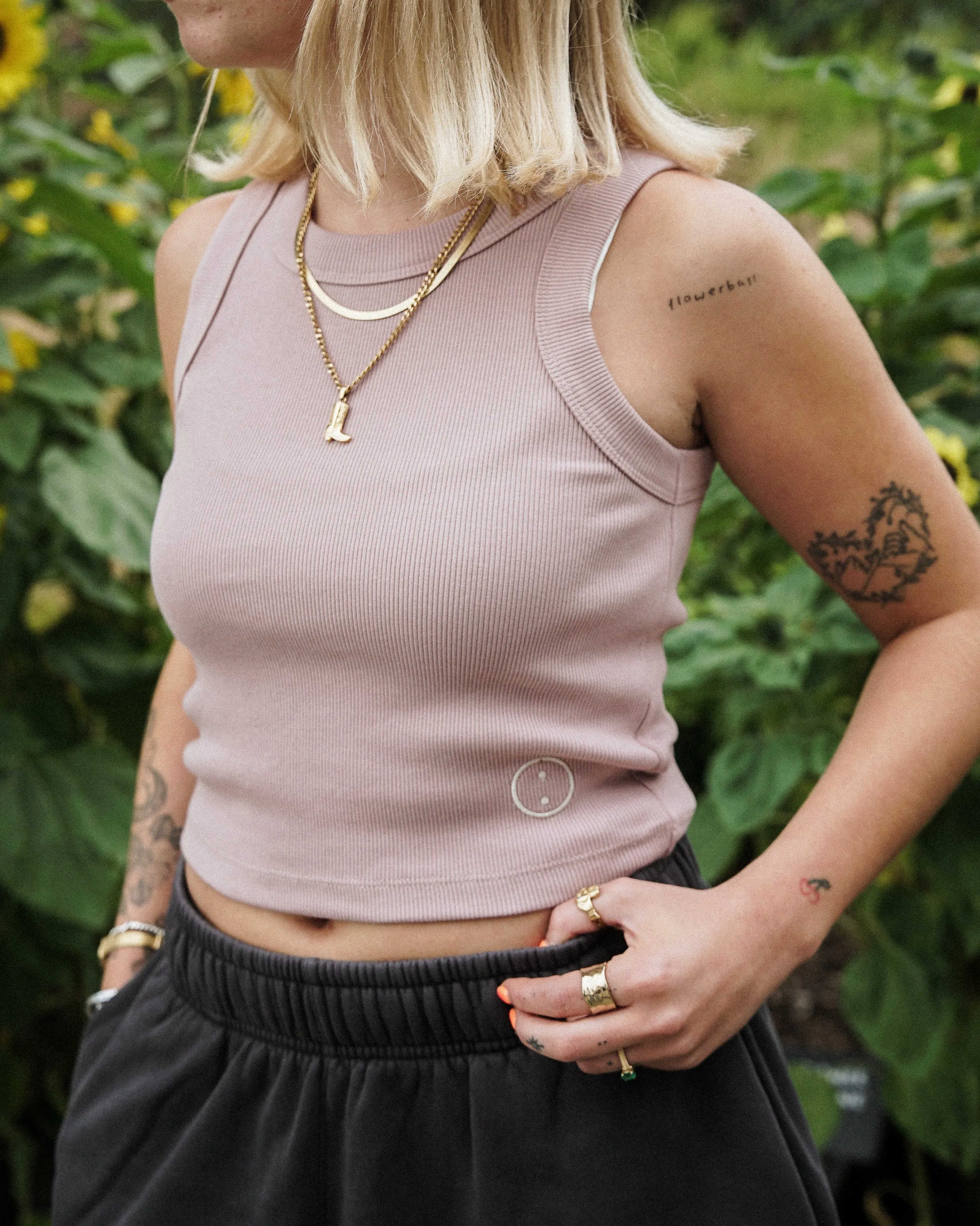 Essentials WMNS Embroidered Crop Rib Tank - Hazy Pink