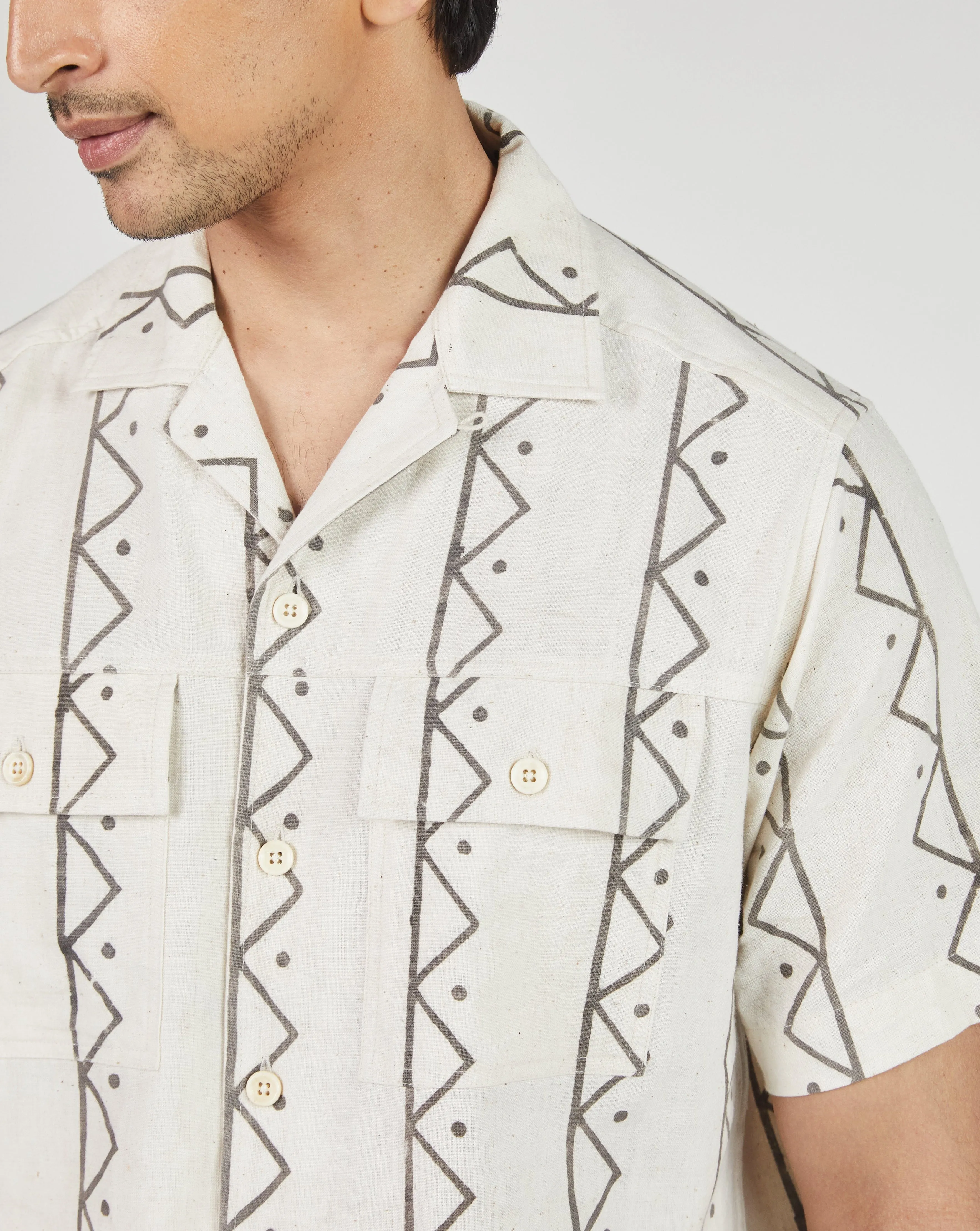 Harshil Two-Pocket Shirt in Chevron Dot Block Print Natural