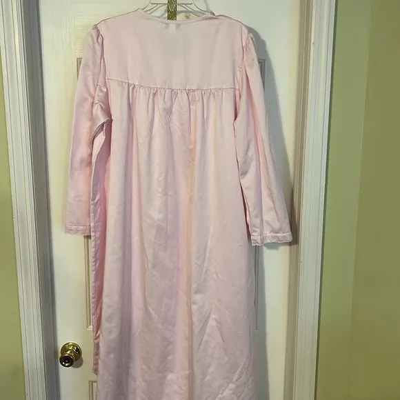 Miss Elaine night gown, size XL, preowned, good condition, pastel pink.