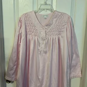Miss Elaine night gown, size XL, preowned, good condition, pastel pink.