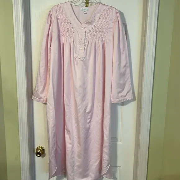 Miss Elaine night gown, size XL, preowned, good condition, pastel pink.